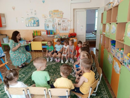 Воспитанники средней группы выполнили коллективную работу Радуга Воспитанники средней группы выполнили коллективную работу Радуга.