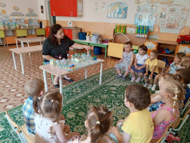 В средней группе прошла беседа Маленькие участники дорожного движения В средней группе прошла беседа Маленькие участники дорожного движения.