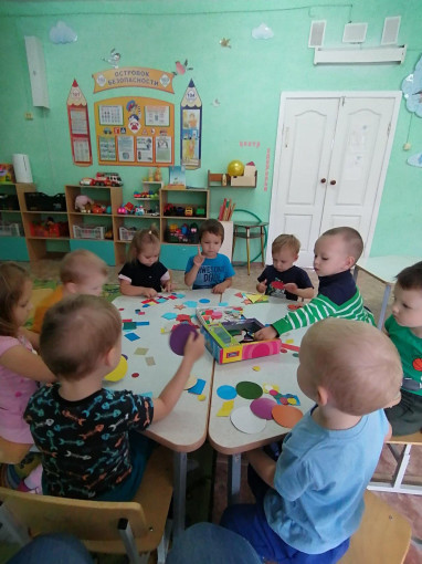 Во 2 младшей группе прошло познавательное занятие В мире геометрических фигур Во 2 младшей группе прошло познавательное занятие В мире геометрических фигур.
