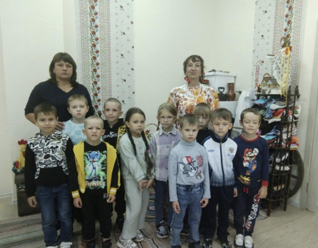 Посетили выставку в Доме Культуры Посетили выставку в Доме Культуры.