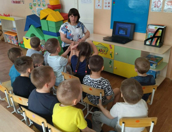 В группе компенсирующей направленности прошло занятие путешествие в мир профессий В группе компенсирующей направленности прошло занятие путешествие в мир профессий.